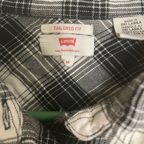 Levi’s Plaid Shirt 🤍🖤 - Picture 4 of 5